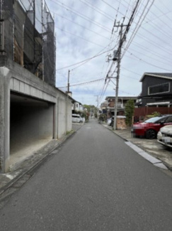 【前面道路含む現地写真】 | ガレージ前にある北東側道路