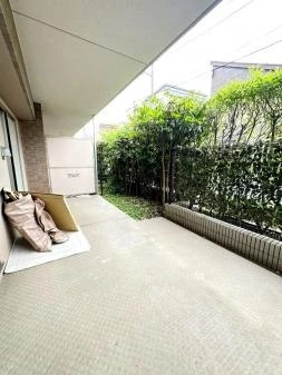 Angel氷川台コートⅠの庭|南西向きのテラス+専用庭は暖かい日差しが降りそそぎま
 洗濯を干すだけでなく、小さなお子様の遊び場やガーデニングなど多目的にもお使いいただけます