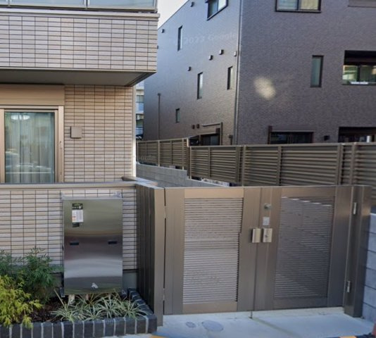 調布市国領町１丁目の賃貸マンションのエントランス