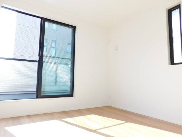 名古屋市港区九番町４丁目の中古一戸建の洋室|◇３階洋室◇　　明るい洋室約５．７帖　収納２ヵ所完備！　バルコニー付き♪