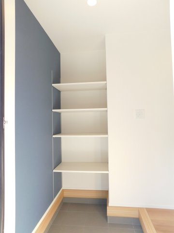 名古屋市港区九番町４丁目の中古一戸建の収納|◇玄関収納◇　　アウトドア用品や遊具などが片付く収納棚付き♪