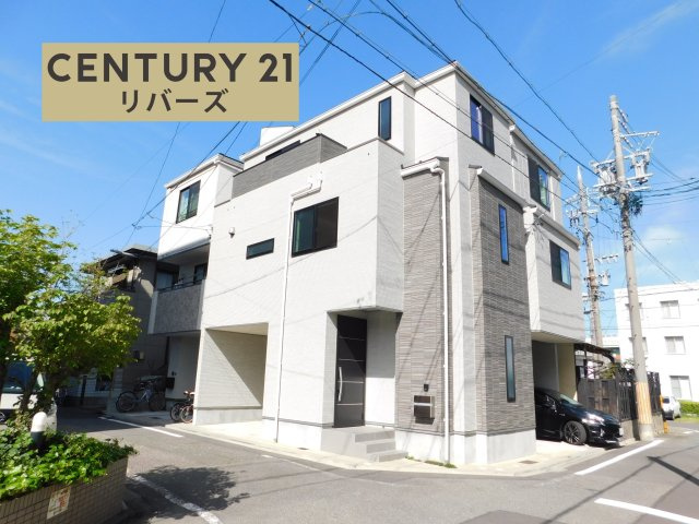 名古屋市港区九番町４丁目の中古一戸建の前面道路含む現地写真|☆令和４年９月築の築浅物件☆　　　いつでもご案内出来ます♪（お問合せ当日、平日、水曜、夜間の見学でもＯＫ）　名港線「東海通」駅徒歩４分♪　令和８年３月リフォーム済！　南西角地！　ビルトインガレージ♪　