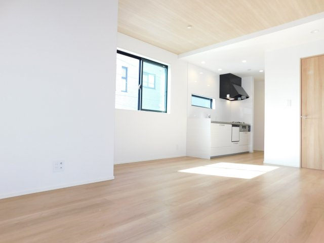 名古屋市港区九番町４丁目の中古一戸建の洋室|◇リビング◇　　明るいリビング約１３．７帖　床暖房完備！