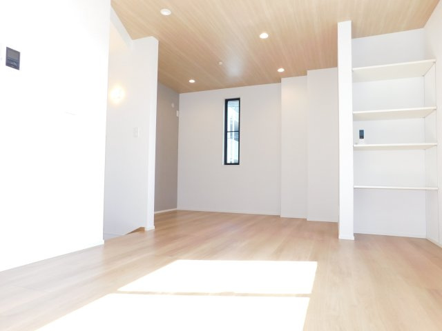 名古屋市港区九番町４丁目の中古一戸建の居間・リビング|◇リビング◇　　明るいリビング約１３．７帖　収納棚付き♪