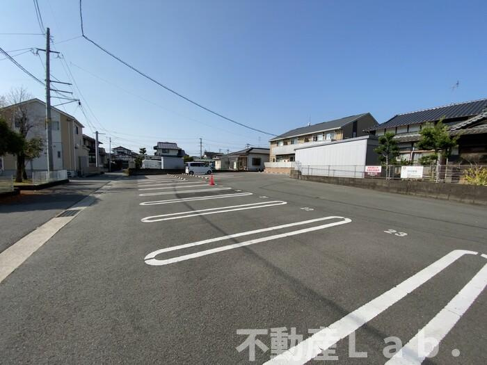 ディア・カーサ南高江の駐車場