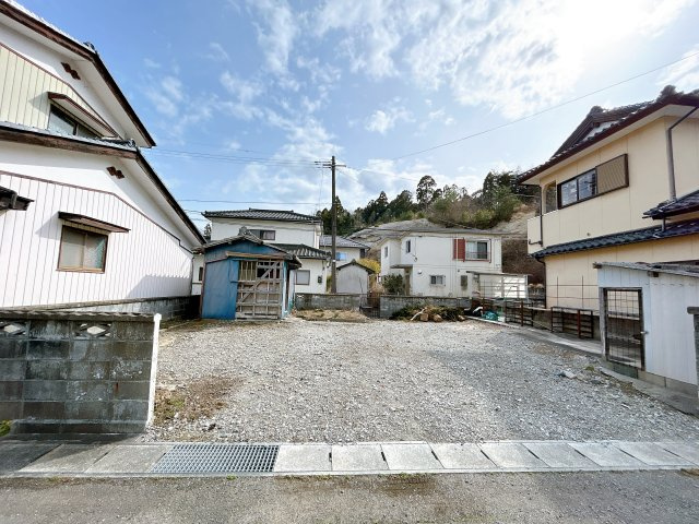 いわき市四倉町中古住宅　リフォーム中 陽当たり良好！3方向角地4LDK　不動産プラスの駐車場|駐車場の写真です。駐車場部分だけで約45坪ありますのでガレージを建てたい方や倉庫を建てたい方など様々なご要望を叶えられるおうちです。普通車8台駐車可能の広さがあります。