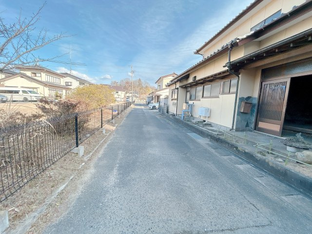 いわき市四倉町中古住宅　リフォーム中 陽当たり良好！3方向角地4LDK　不動産プラスの前面道路含む現地写真|北側前面道路からの写真です。幅員約3.9ｍの公道です。目の前が公園になっているので圧迫感を感じません。駐車場へはこちらの道路からの出入りとなります。