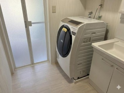 【令和2年リフォーム済み】高知市針木南　中古一戸建ての洗面所|ドラム式洗濯機も余裕で置けるワイドな脱衣スペース