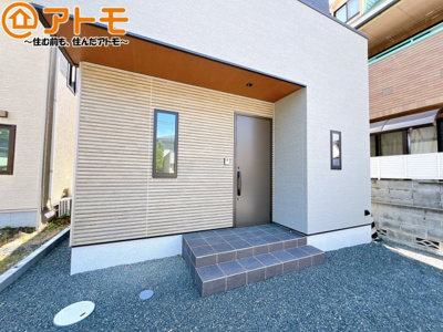 【玄関】 | 葵区沓谷一丁目　新築戸建　全1棟 | 落ち着いた色合いの玄関はダブルロックで防犯性に優れた仕様になっています♪