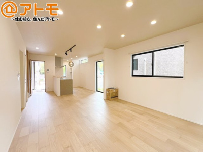 【居間・リビング】 | 葵区沓谷一丁目　新築戸建　全1棟 | 家族団らんのイメージは、リビングを思い浮かべませんか？リビングこそ広々としたお部屋が良いですね♪