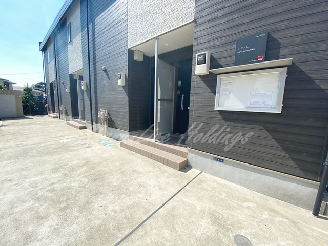 鎌倉市稲村ガ崎４丁目のアパートのエントランス