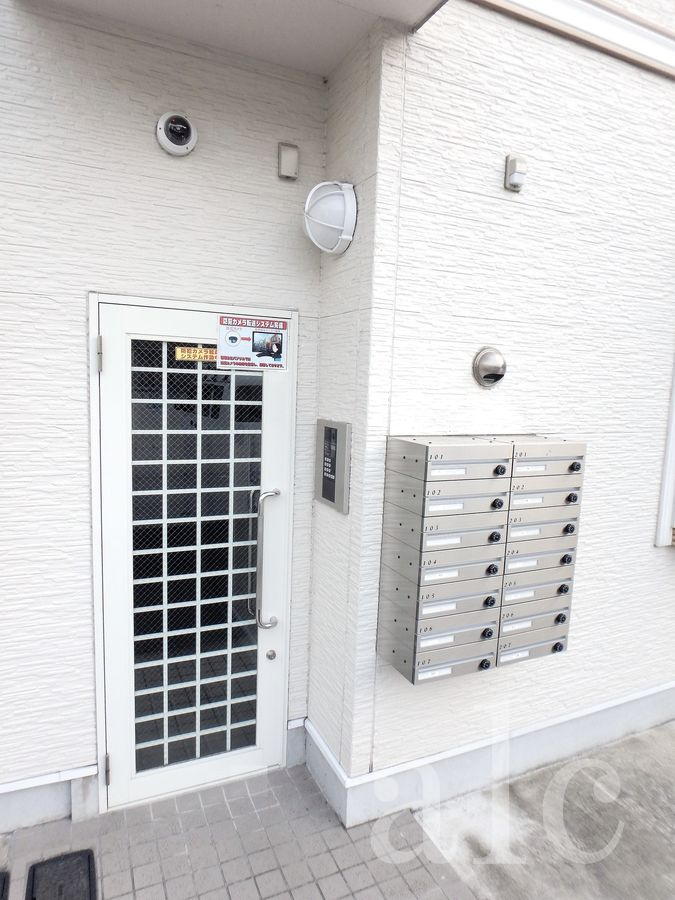 ソフィアオアシス(家具付き)のエントランス|オートロックエントランス。上部には24時間稼働の防犯カメラが。☆同シリーズ。