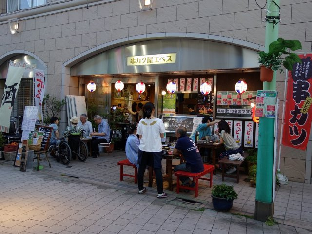 ソフィアオアシス(家具付き)の周辺|夏は外で一杯というのも粋ですね。パールセンター商店街近く串カツ店。
