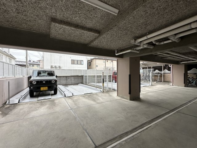プレステージ西明石パークサイドの駐車場
