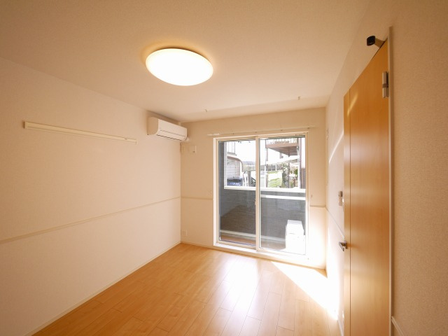 ミエティトゥーラの洋室|落ち着いた色調の洋室です