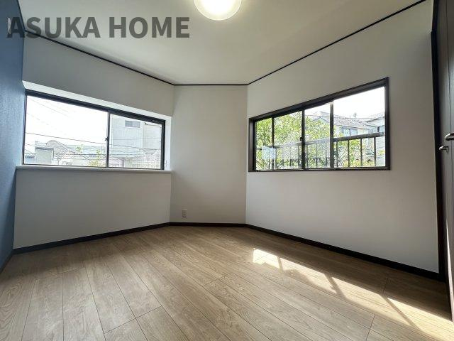 旭区中尾2丁目戸建の洋室|2面採光の明るい室内です♪