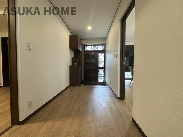 旭区中尾2丁目戸建の居間・リビング|リビングとダイニングに分けられているLDK。生活動線に配慮された間取りとなっております。