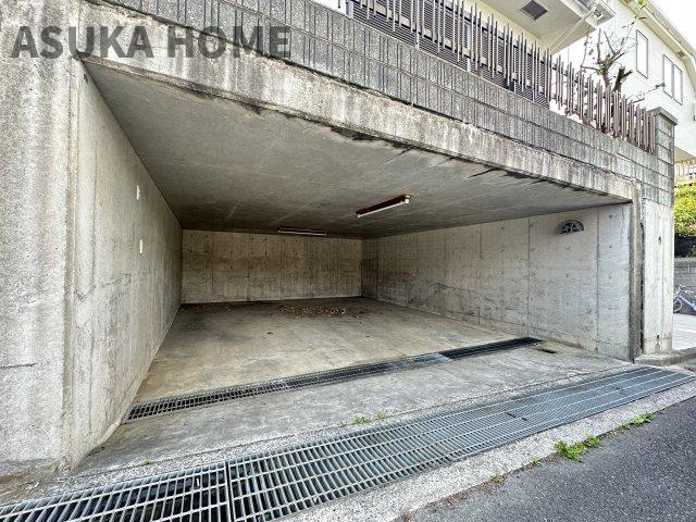 旭区中尾2丁目戸建の駐車場|地下車庫は36.51㎡と広々です♪駐車も2台可能です♪