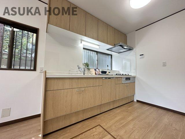 旭区中尾2丁目戸建のキッチン|ナチュラルで一体感のあるシステムキッチンが魅力的なキッチンスペースとなっております。