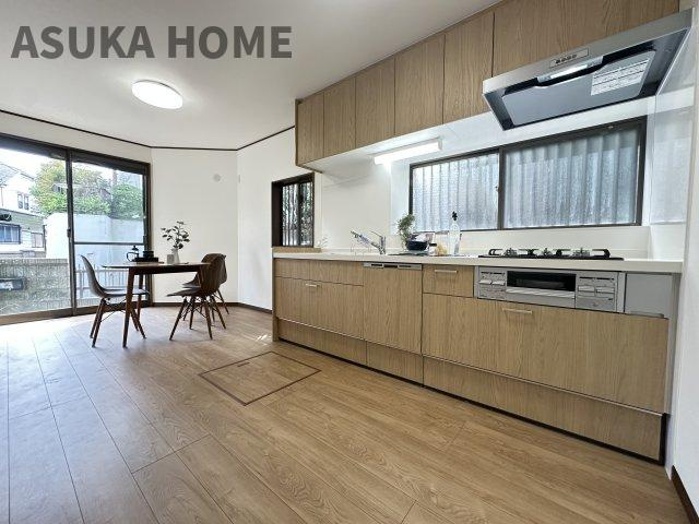 旭区中尾2丁目戸建のキッチン|ダイニングキッチンはリビングと別々の空間なので生活音も気にならなずに過ごせます♪