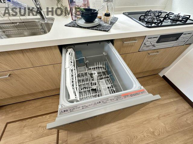 旭区中尾2丁目戸建のキッチン|家事の時短にも役立つ食器洗浄乾燥機を標準装備♪