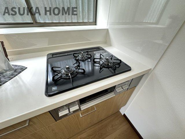 旭区中尾2丁目戸建のキッチン|三つ口コンロを採用♪一度に複数の調理が出来るので、家事の時短につながりますね♪