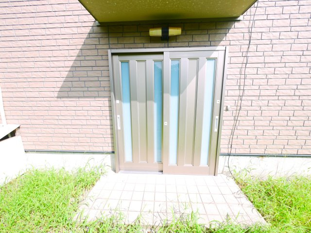 山武郡九十九里町真亀　中古戸建の玄関|敷地約300坪 ダイワハウス施工軽量鉄骨6SLDK+別棟４K平屋+トレーラーハウス 海まで徒歩約6分