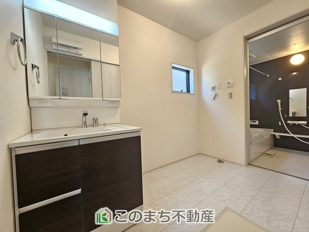LiveleGarden.S第1栃木都賀町平川の洗面所|身支度に便利なシャワー付きの洗面台です。帰宅時の手洗いもスムーズ！小窓が備わっており、湿気のこもりがちな空間の換気にも役立ちます◎