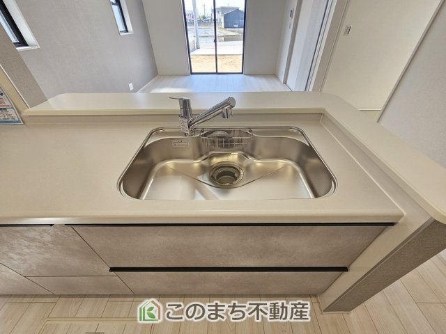 LiveleGarden.S第1栃木都賀町平川のキッチン|ビルトイン型浄水器を内蔵したキッチン水栓。お米を研いだり、野菜を洗ったりするときなど用途に応じてワンタッチで浄水に切り替えが可能です。カートリッジ式なので、フィルターを簡単に交換する事が出来ます。
