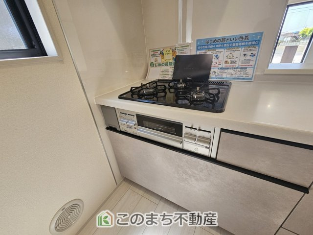 LiveleGarden.S第1栃木都賀町平川のキッチン|三ツ口コンロ採用で、同時調理もスムーズ◎！お料理を並べられるカウンター付きで、配膳・片付けをサポート！リビングで過ごすご家族とコミュニケーションを楽しみながら作業可能です♪