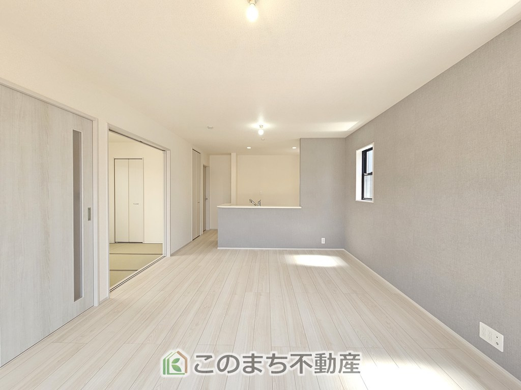 LiveleGarden.S第1栃木都賀町平川の居間・リビング|開放感のある広々としたリビング☆家族みんなでゆったりくつろげます♪
南側から暖かな日差しが差し込みます♪キッチンからリビングの様子がよく見渡せます☆
