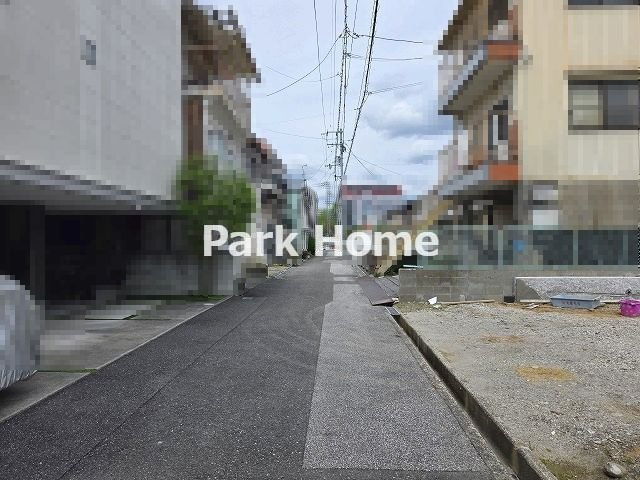 高知市新本町1丁目　②　新築戸建ての前面道路含む現地写真