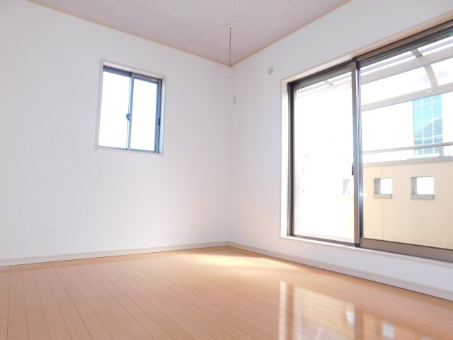 名古屋市中川区東春田２丁目の中古一戸建の洋室|◇洋室◇　　南面で明るい洋室６．０帖　全居室収納完備！　バルコニー付き♪