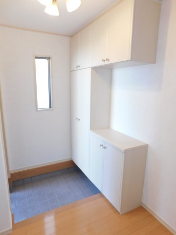 名古屋市中川区東春田２丁目の中古一戸建の玄関|◇玄関ホール◇　　広い玄関ホール♪　シューズ収納完備！
