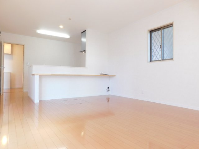 名古屋市中川区東春田２丁目の中古一戸建の居間・リビング|◇リビング◇　　明るいリビング１５．０帖　家族の会話が弾む対面キッチン♪