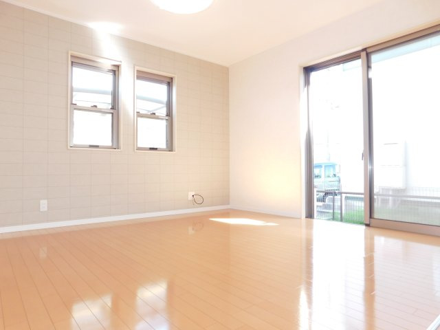 名古屋市中川区東春田２丁目の中古一戸建の居間・リビング|◇リビング◇　　明るいリビング１５．０帖　三面採光の開放感のある空間♪