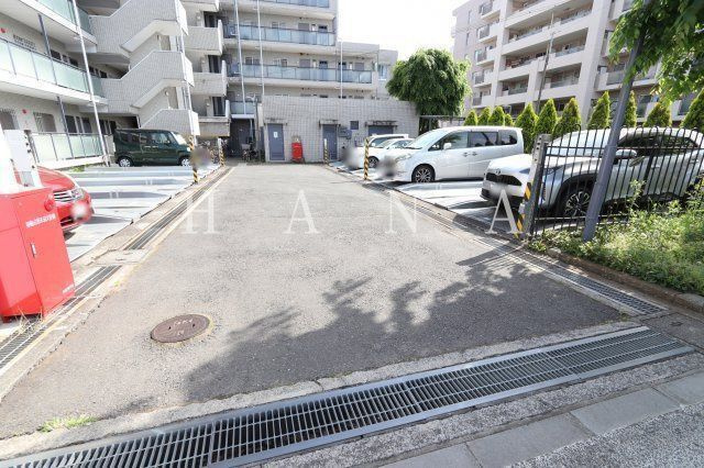 ロイヤルキャステージ恋ヶ窪の駐車場