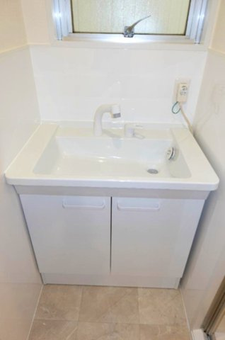 栄信ビルの独立洗面台|シャワー付水栓で洗面台でのシャンプーや毎日の掃除に大変便利です