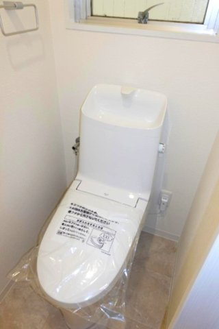 栄信ビルのトイレ|採光と通風を享受できる角住戸
窓があるトイレは、明るく換気も安心

