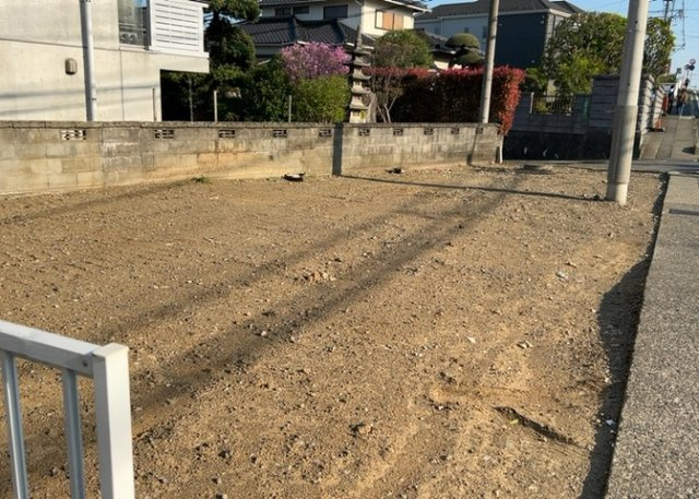 【外観】 | 土地の形が極端に長細かったり、狭小地、あるいは道路との高低差がある傾斜地だった場合、後々売ろうとしても買い手がつかない場合もあります。後々、売却することになった時に価値の下がらない土地を選びましょう。