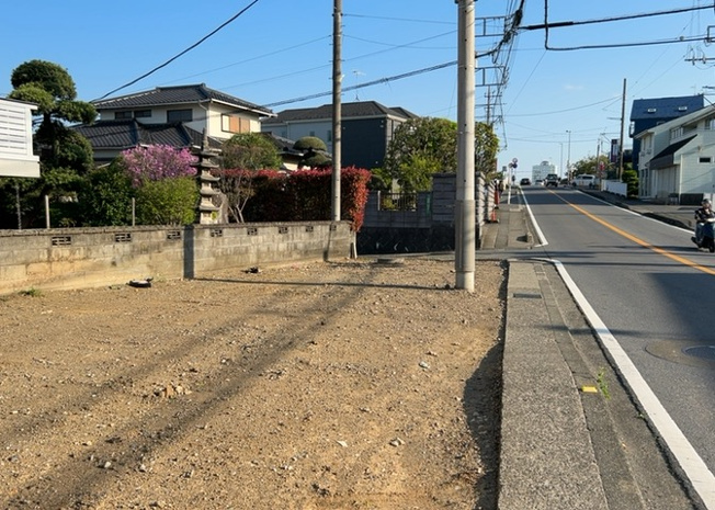 【外観】 | 家を建てる場合、方位は要チェックです。現実的に日当たりのよい家ならばリビングは南側、建築基準法でも北側に当たる家への配慮は求められています。土地を見学に行く際は、方位磁針を持って行くようにしましょう。