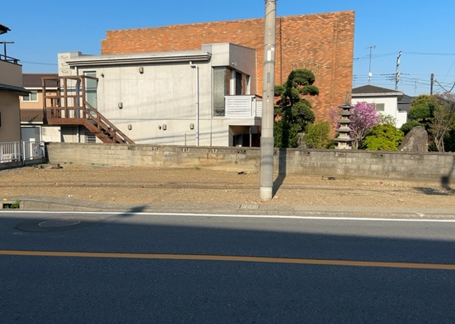 【外観】 | 土地を買う際、住む地域の自治体や福祉の補助制度にも注目してみましょう。子供や老人の医療補助やゴミ出しのルールなど、自治体によってルールに大きな違いがあるため、暮らしやすい土地で判断するとよいでしょう。