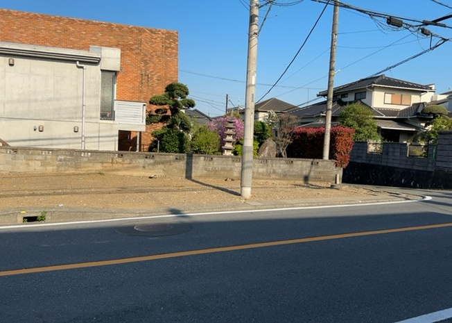 【外観】 | 土地の前の道路に消火栓が設置されていることがあります。この場合、道路交通法第45条第1項により、駐車禁止の場所が指定されています。そのため、車庫などの駐車スペースをつくることができない場合があります。