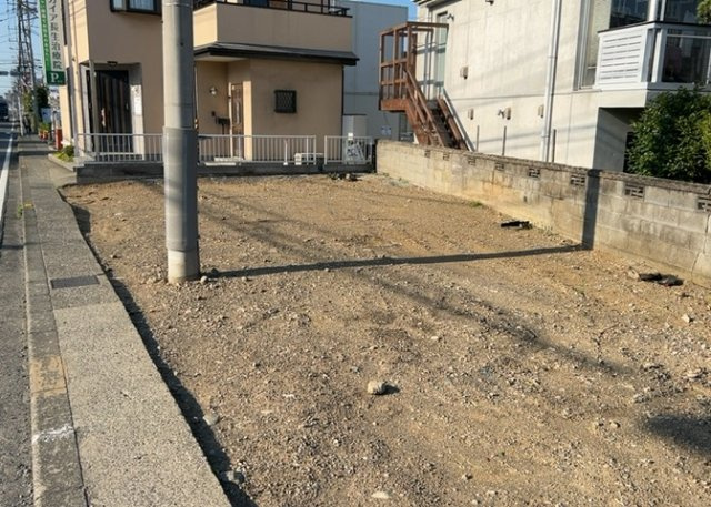 【外観】 | 現地に行くなら、物件の周囲の地形がどうなっているかを見ることも大切です。周辺より低くなっている土地では、大雨などで水が集まりやすいため、地盤が弱くなっているということも考えられるため、注意が必要です。