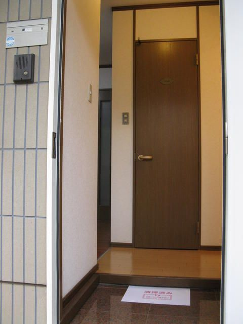 プライムコート鷹の台の玄関
