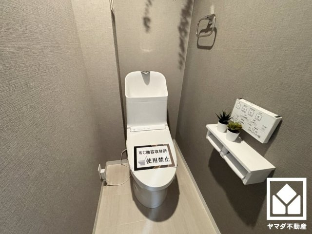 武庫川公園レックスマンションのトイレ|明るく清潔感溢れるトイレです。温水洗浄便座付きで、季節を問わずいつでも温かい便座をお使いいただけます。2連トイレットペーパーホルダーなのでお取替えの手間が軽減できます。