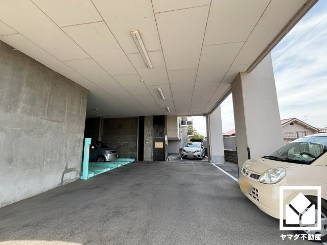 武庫川公園レックスマンションの駐車場|敷地内に駐車場を完備。重い荷物や雨の日の移動もスムーズで、快適なカーライフを実現。空き状況等は弊社スタッフまでお気軽にお問い合わせください。