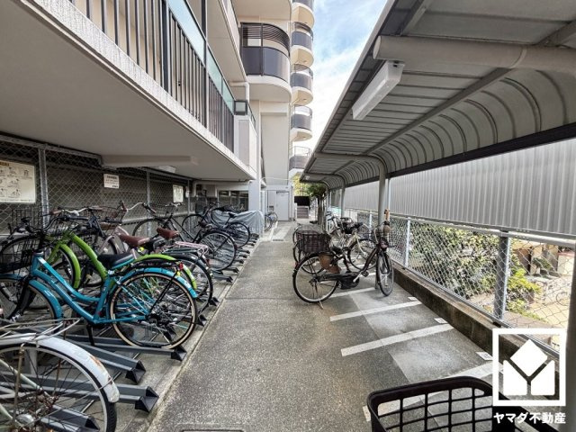 武庫川公園レックスマンションの駐輪場|屋根付き駐輪場なので、雨や風、直射日光から自転車を守ることができます。