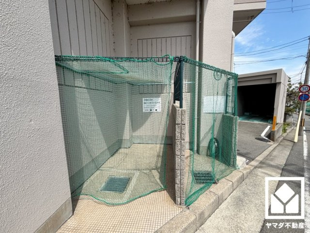武庫川公園レックスマンションのその他共用部分|清潔なゴミ出し場で気持ち良くお使い頂けます。