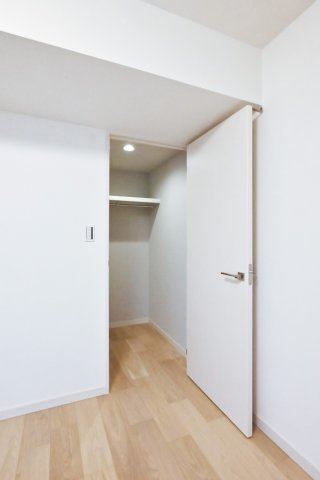 ライオンズガーデン東武練馬壱番館の収納|ライオンズガーデン東武練馬壱番館：ウォークインクローゼット画像１